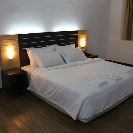 Sara Hotel Labuan Kültér fotó